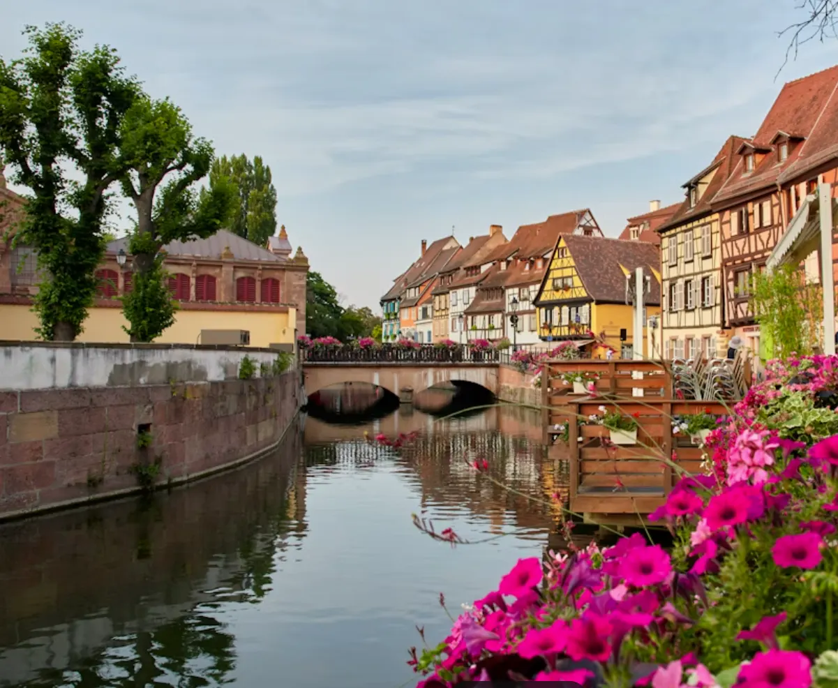 Canal fleuri de Colmar en été