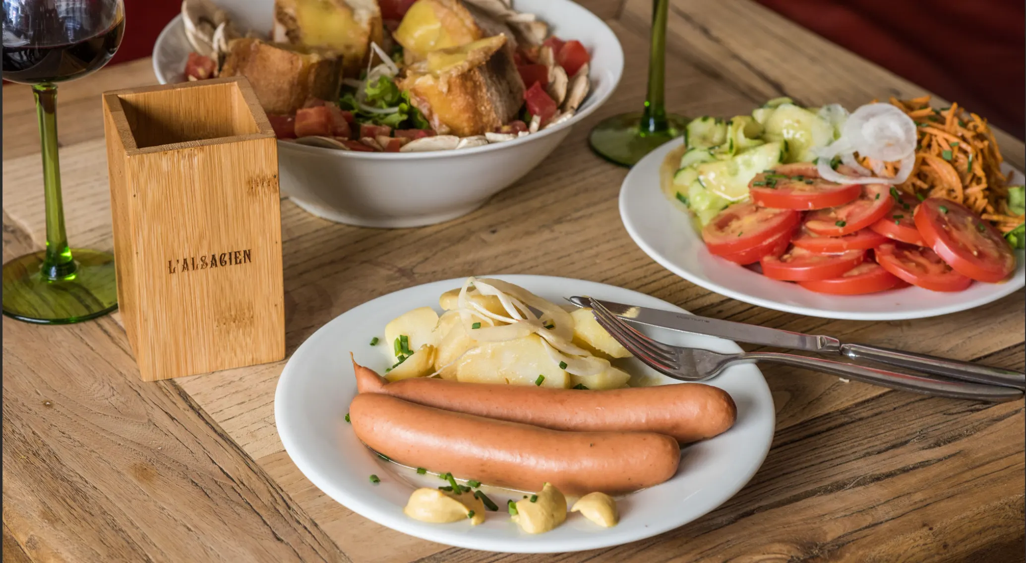 Plat alsacien typique avec salade et knacks